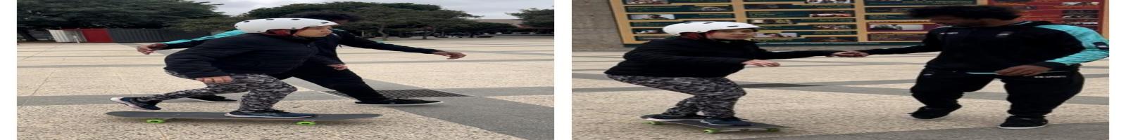 Duas fotos lado a lado mostrando uma mulher praticando skate ao ar livre em um local amplo e pavimentado. Ela está usando um capacete branco, jaqueta preta, calça legging estampada e tênis esportivos. Um homem a acompanha de perto para dar suporte, usando agasalho preto com detalhes azul claros. Na primeira foto, ele parece guiá-la pelas costas enquanto ela anda de skate. Na segunda foto, ele segura a mão dela para oferecer apoio enquanto ela se equilibra na prancha. No fundo, árvores e um painel colorido podem ser vistos, indicando um ambiente urbano.